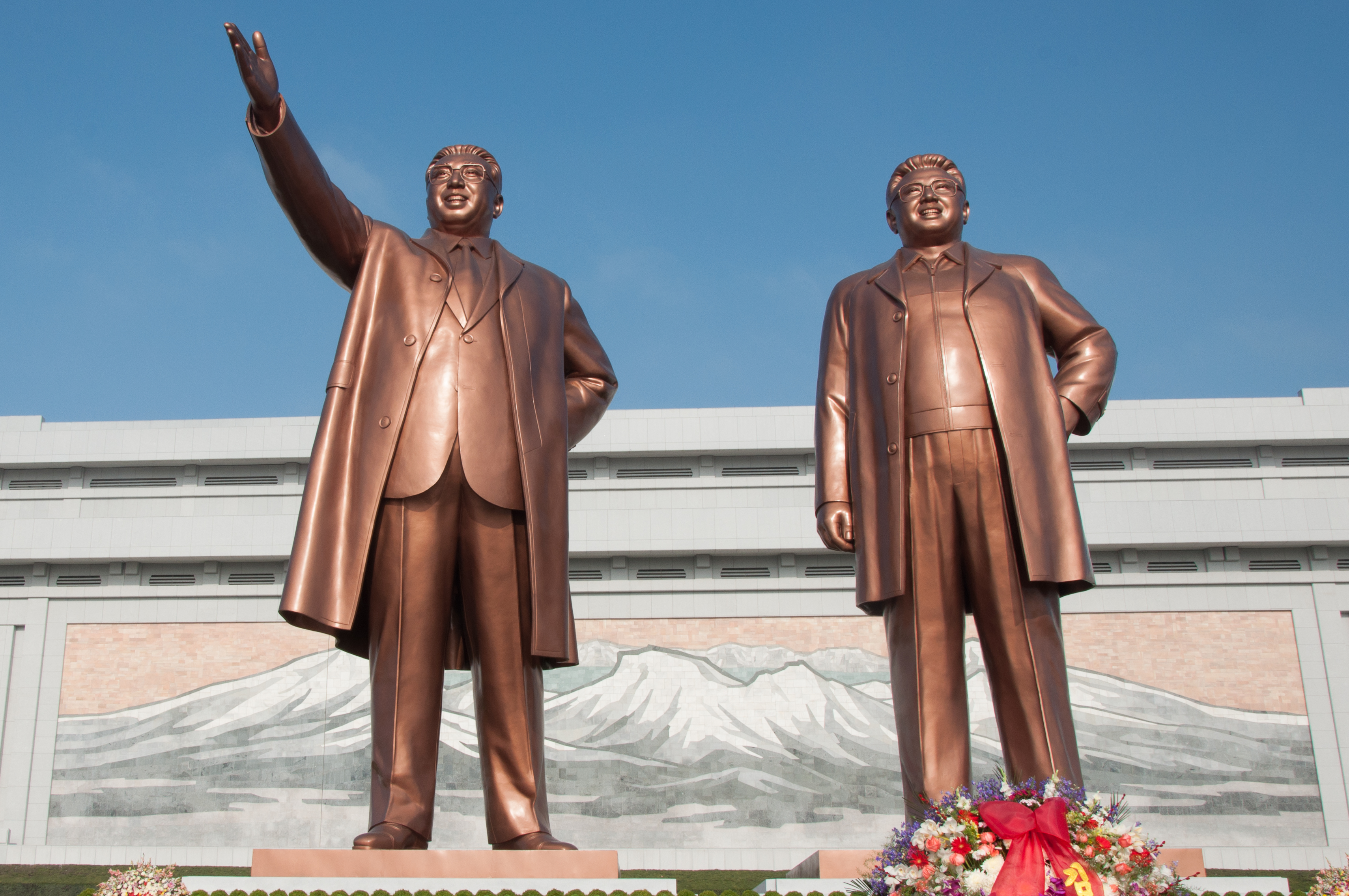 Statues_of_Kim_Il-Sung_and_Kim_Jong-Il_on_Mansudae_Hill.jpg