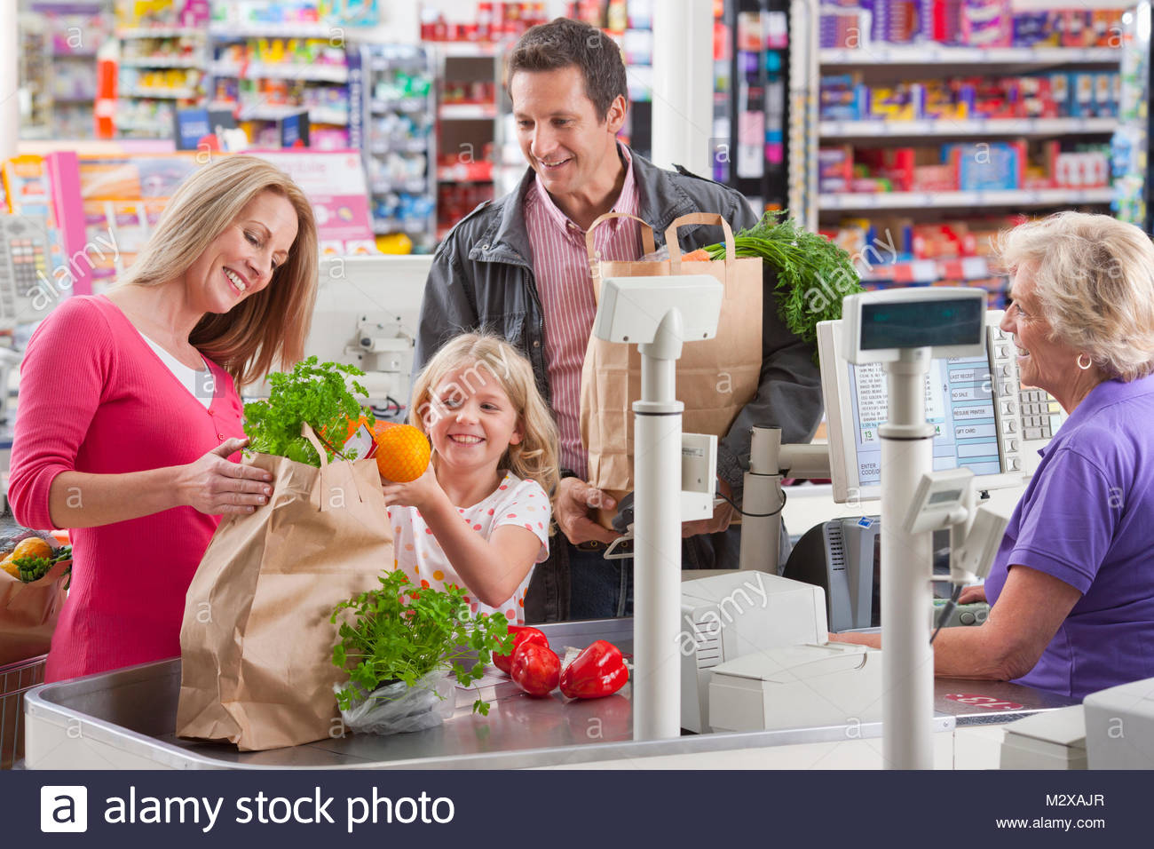 famiglia-imballaggio-acquisto-negozi-supermercato-acquista-cassiere-m2xajr